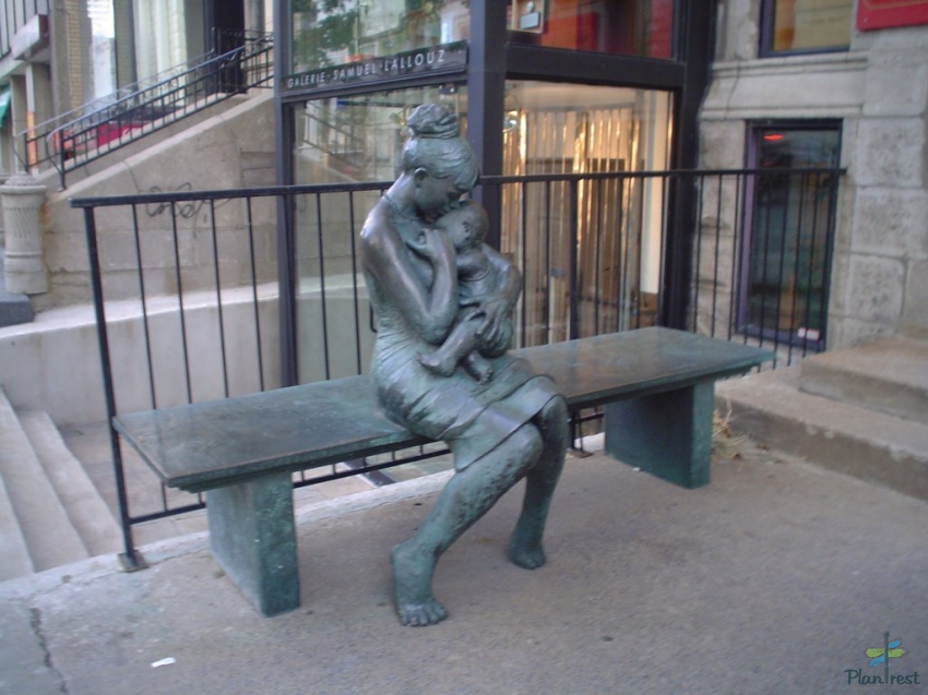 Памятник матери в Монреале
