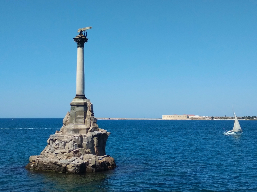 Памятник затопленным кораблям. Севастополь, Крым.