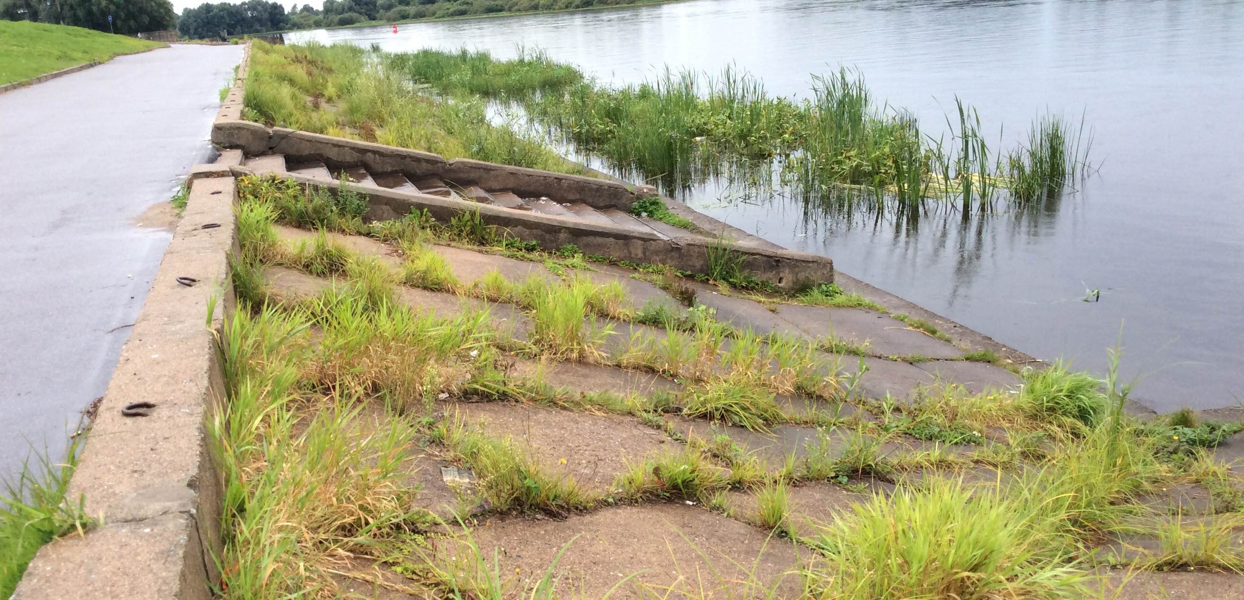 Вода в реке волхов. Река Ижора загрязнение реки. Река Волхов. Благоустройство прибрежной территории. Пороги Волховский район.