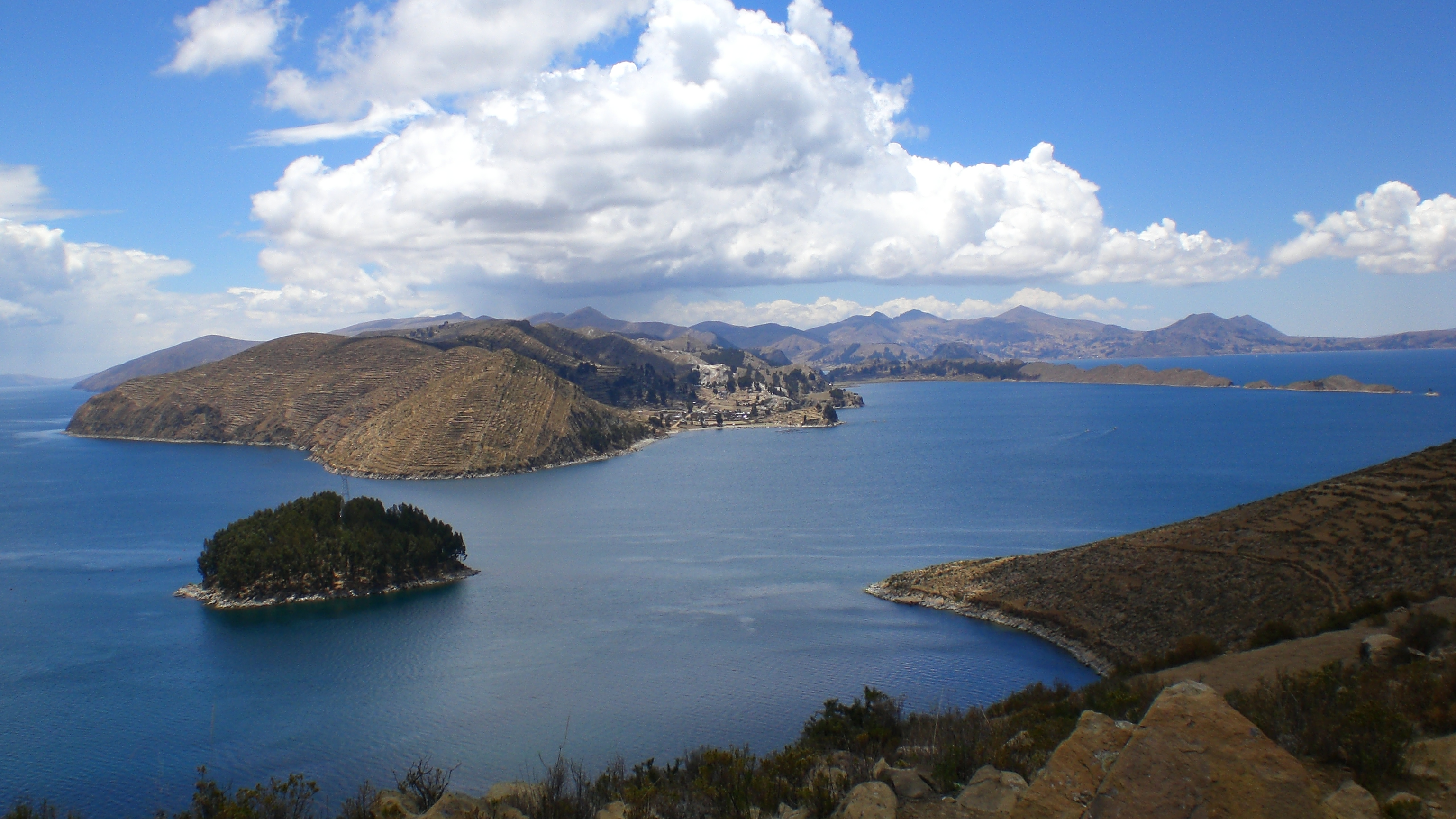 Пресноводное озеро в латинской америке. Озеро Титикака остров солнца. Озеро Титикака Перу. Южная Америка озеро Титикака. Боливия озеро Титикака.